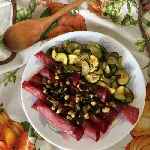 Rollos de carne seca y berenjena con medias lunas de calabacín asados