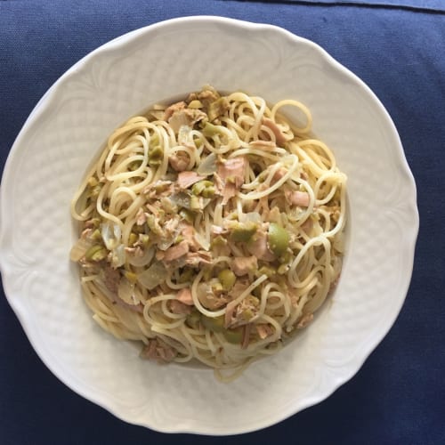 Spaghetti with tuna, olives and onions