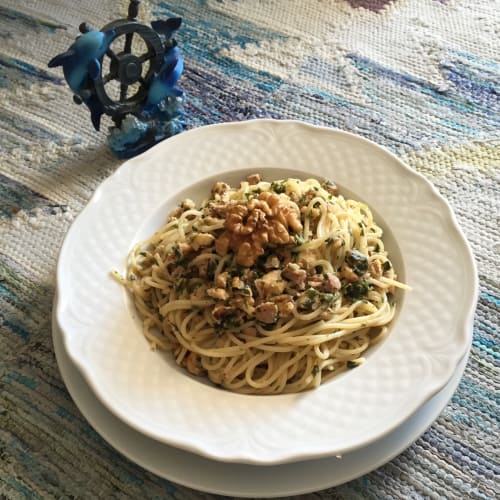 Spaghetti al sapore di mare con noci