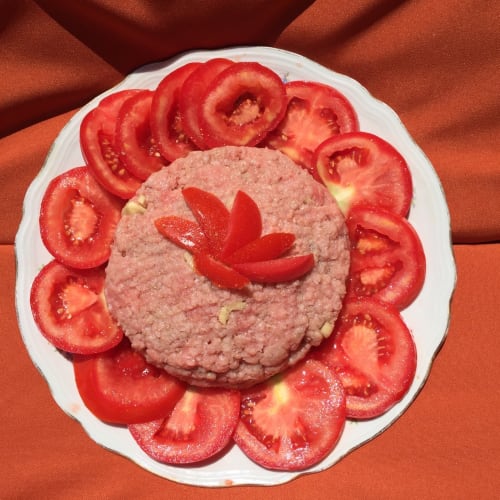 Tartare di manzo con pomodori