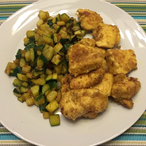 Cubetti di pollo con zucchine al curry