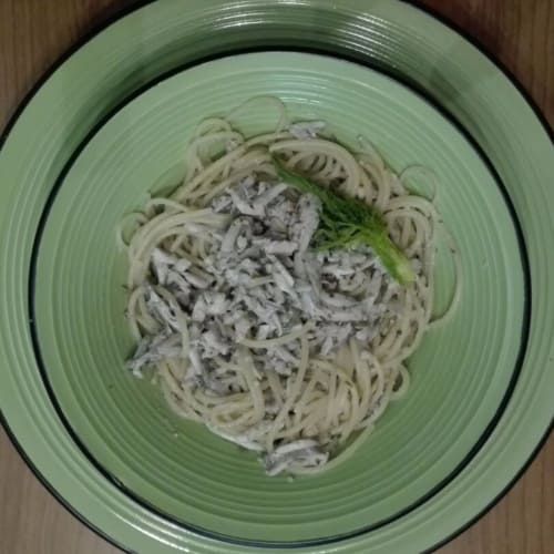 Spaghetti with anchovies, fennel and almonds