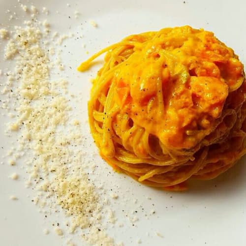 Wholemeal spaghetti with carrot cream and gorgonzola