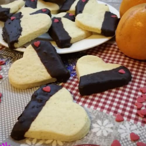 Biscotti di san valentino con frolla all'arancia e cioccolato