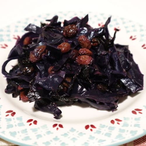 Red cabbage with raisins and sour