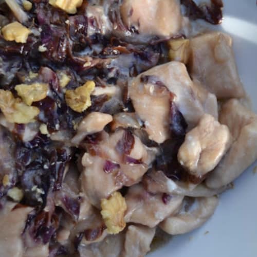 picaduras de pollo con radicchio, gorgonzola y nueces