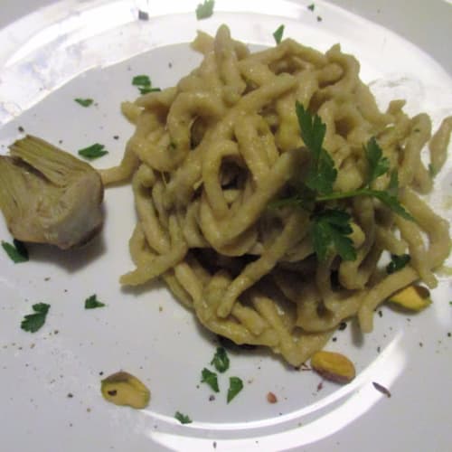 Tonnarelli fatti in casa con salsa al pistacchio e carciofi