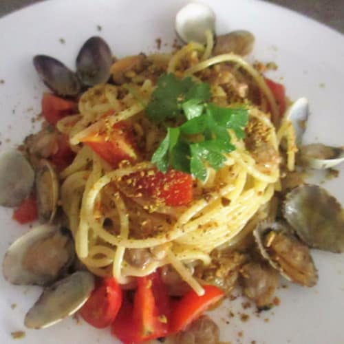 Espaguetis con almejas, pistachos y tomate fresco