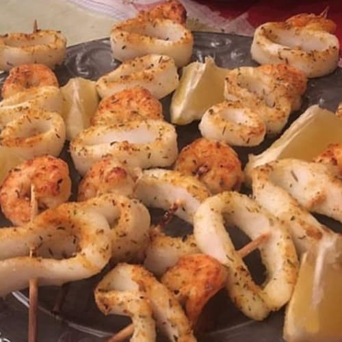 Brochetas de calamar gratinado al horno y langostino argentino