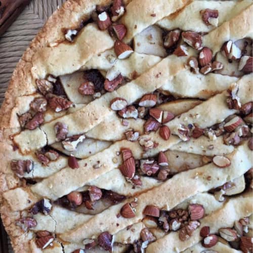 Tart with apples, walnuts and almonds