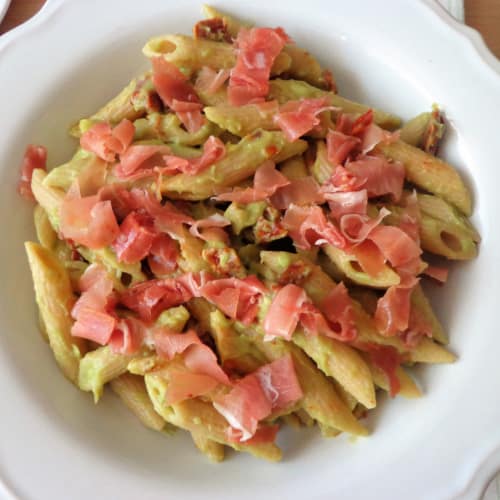 Penne con salsa de aguacate, se secó tomates y jamón crudo