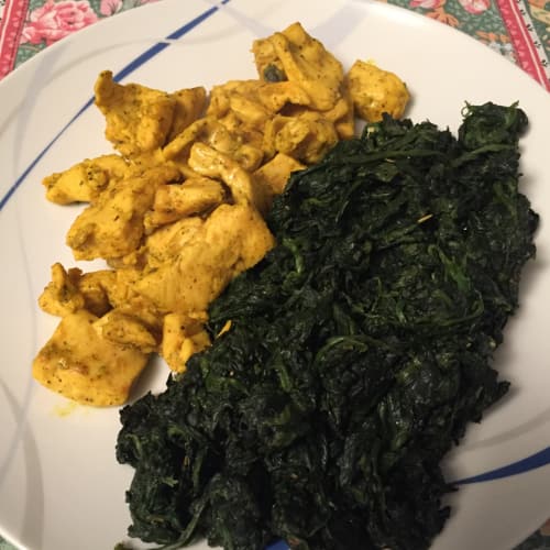 Pollo alla curcuma con spinaci al peperoncino