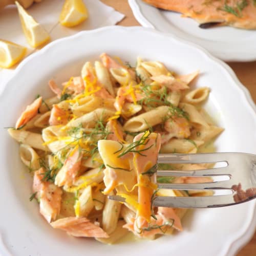 Penne con salsa de yogur, eneldo y salmón trucha