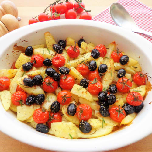 patatas cocidas al horno con tomates cherry y aceitunas