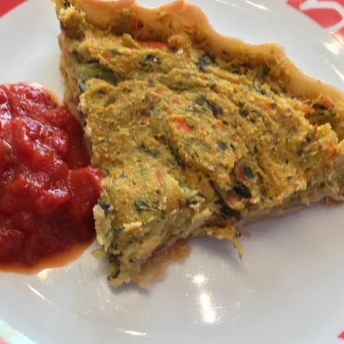 pastel con verduras y salsa