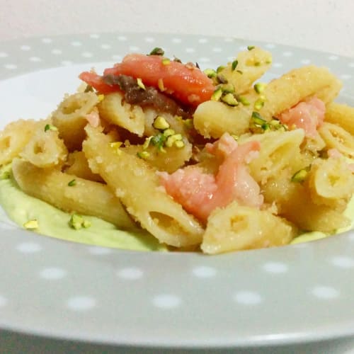 Penne con salmón sobre crema de aguacate