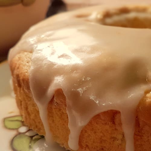 Bundt Cake with apples and lemon icing