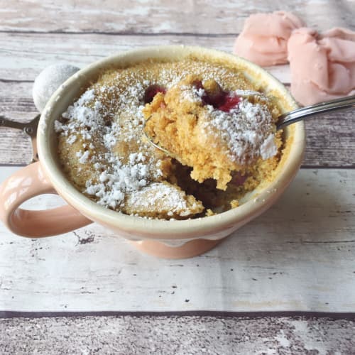 Mug cake vegan yogurt and raspberries