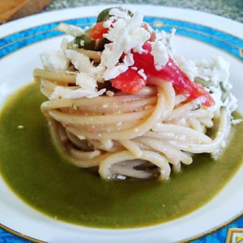 Espagueti orgánicos, frijoles, espárragos, tomate y queso ricotta condimentada