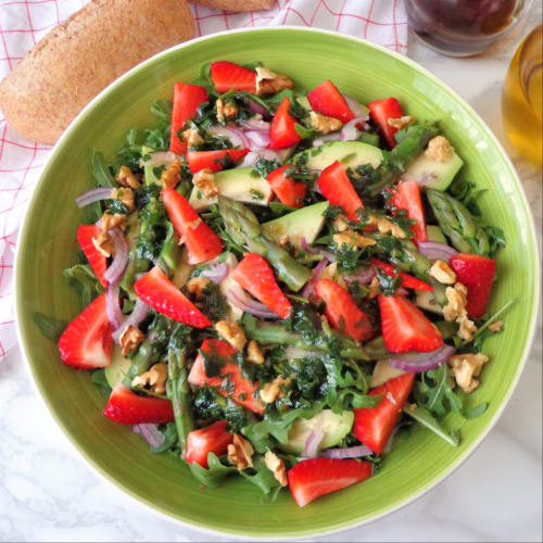 ensalada de rúcula, espárragos, aguacates y fresas