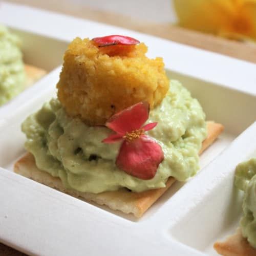 Albóndigas altramuces con mousse de aguacate y galletas integrales