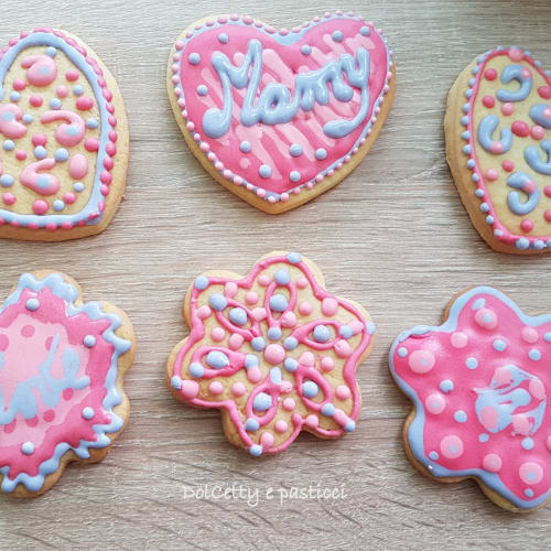 Short pastry cookies to decorate