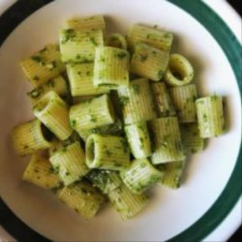 La mitad de las mangas con pesto de rúcula