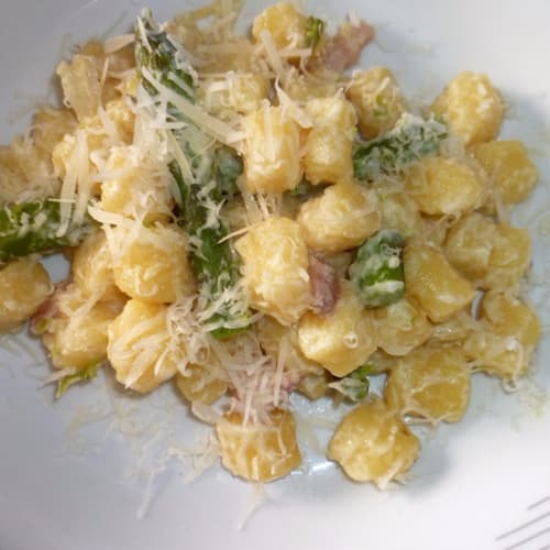 Gnocchi con porri pancetta affumicata e asparagi