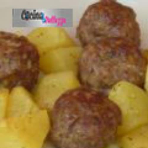 LEER albóndigas con patatas cocidas al horno, crujiente y sabroso