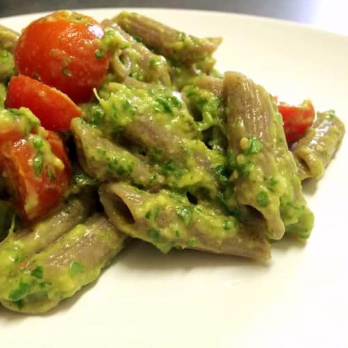 Pasta Di Grano Saraceno Con Pesto Di Rucola, Avocado, Mandorle Tostate