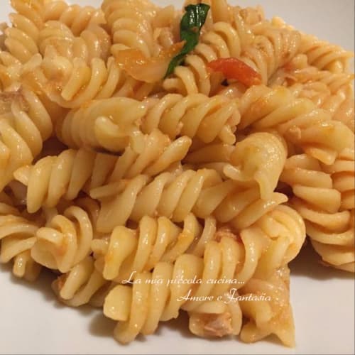 Fusilli con tonno, al pomodoro