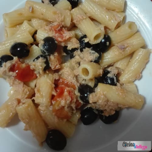 Pasta with tuna, cherry tomatoes and black olives