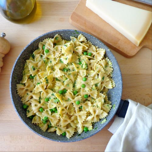 carbonara farfalle con calabacín y guisantes