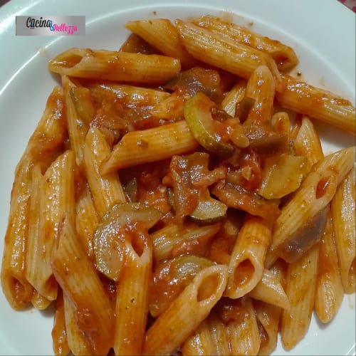 Pasta with zucchini and aubergines with pesto sauce