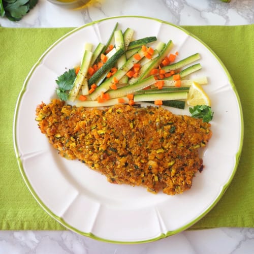 Filetes de salmón gratinado de la trucha con el calabacín y zanahorias