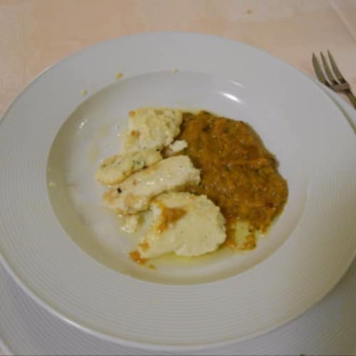 Quenelles con botarga y salsa de pimienta