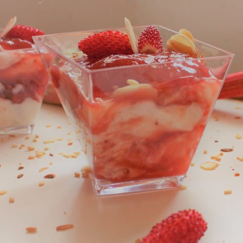 yogur cremoso con compota de fresas y ruibarbo