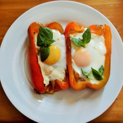 Pimientos rellenos con huevos escalfados