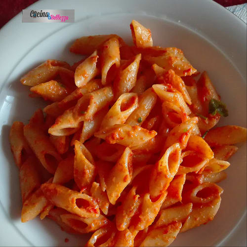 penne mezze con salsa de pimientos rojos y atún