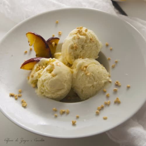 Helado de vainilla con coulis de melocotón y almendras caramelizadas