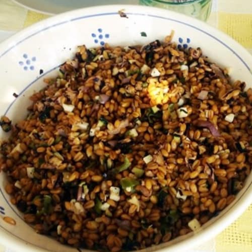 Ensalada de la cúrcuma se escribe con queso, verduras y menta