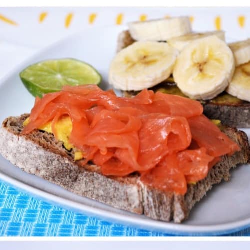 Tostadas para el desayuno con salmón y aguacate con sal