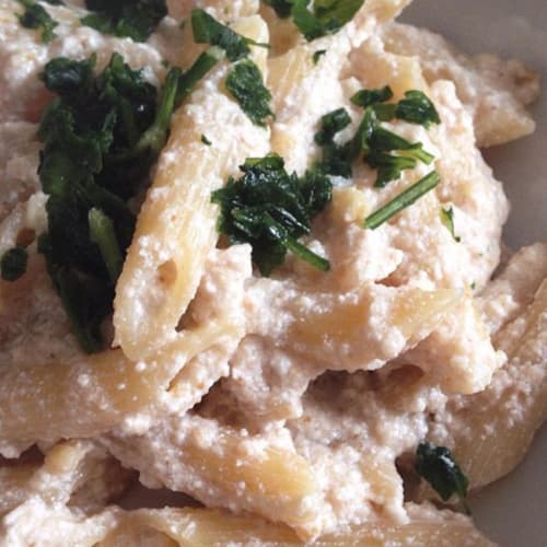 Penne con crema de requesón y nueces.