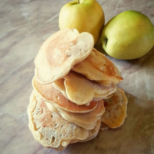 Panqueques con las manzanas y los plátanos