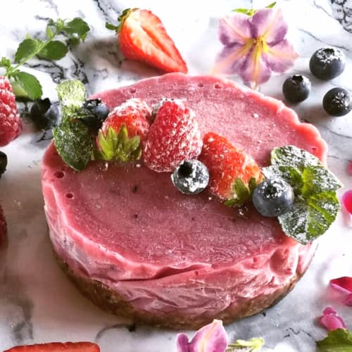 Pastel crudo con fresas y frambuesas