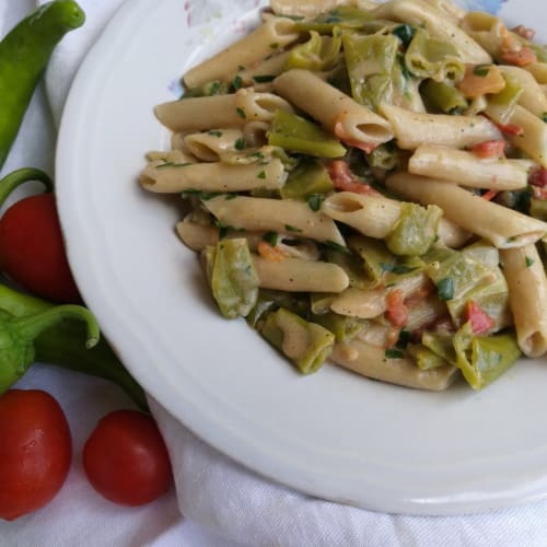 Penne con frigitelli semi-integrados y tomates cherry