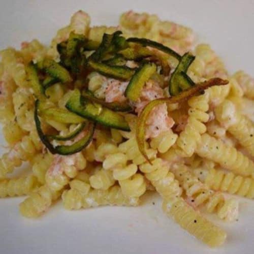 calabacines y salmón fusilli