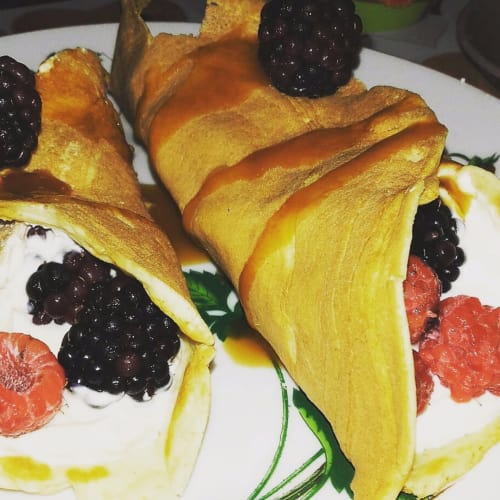 Vanilla crepes and white chocolate with berries