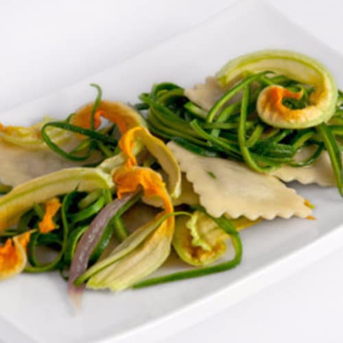 Mozzarisella y ravioli de calabacín con calabacín y flores crema