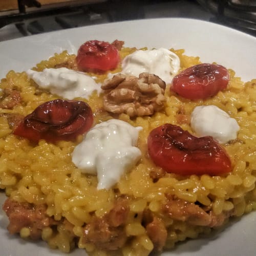 Salchicha y queso gorgonzola risotto con ciruela y copos caramelizada